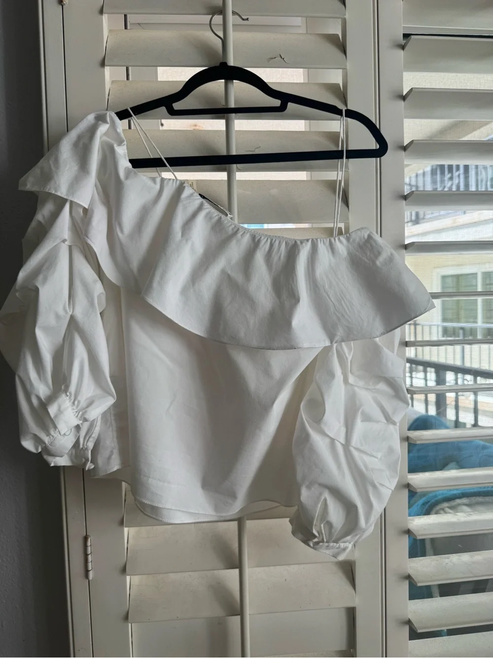 Alice + Olivia White One-Shoulder Ruffle Blouse